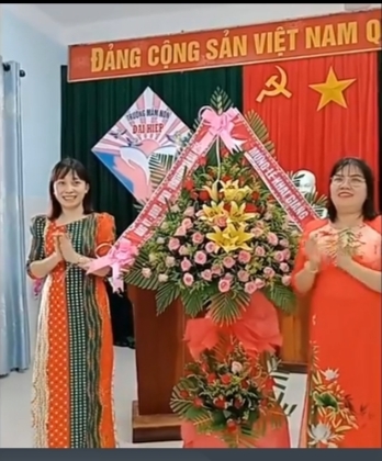 Đồng chí Nguyễn Thị Trà My- Phó Bí Thư Xã Đại Hiệp tặng hoa chúc mừng năm học mới.